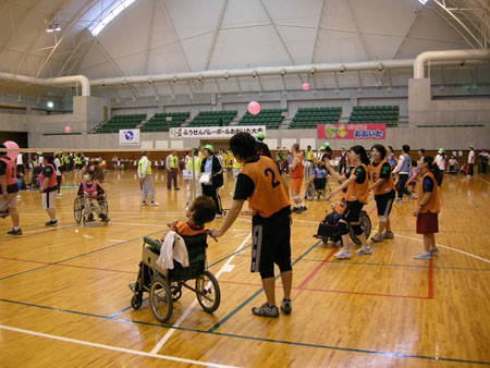 10月25日（日）、別府大学バレーボール部がボランティア審判員として「ふうせんバレーボール大分大会」で活躍！！