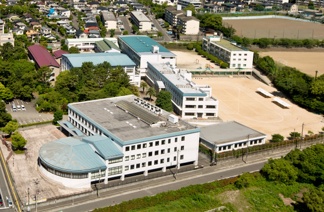明豊キャンパス全景。明豊中学・高校と明星小学校、幼稚園が位置する。キャンパスからは、別府の海と山が見える。
