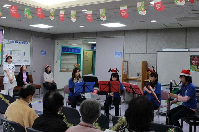 別府大学吹奏楽団が九大病院でクリスマスコンサートを行いました