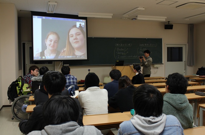 skypeを使った国際交流を講義で行いました