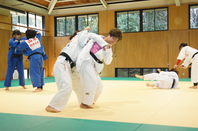 パラリンピック女子柔道の半谷静香選手と合同練習