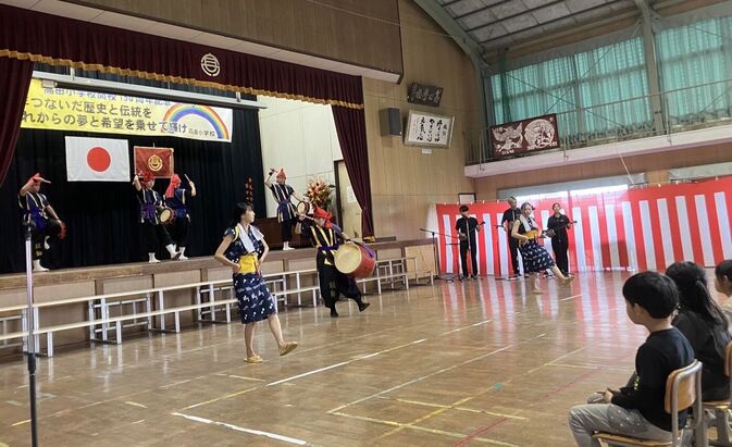 沖縄エイサー団が「高田小学校開校150周年記念式典」で演舞を披露しました
